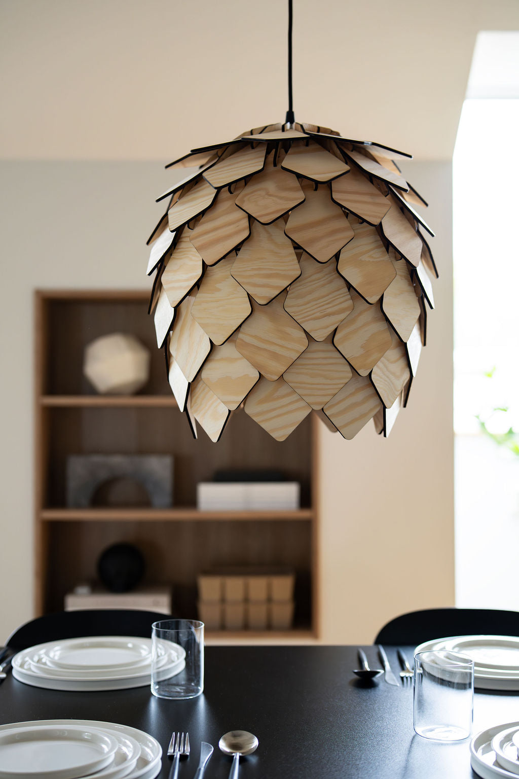 Stor handgjord trälampa "Kalfjäll" i valnöt, ek eller furu från Woodlife