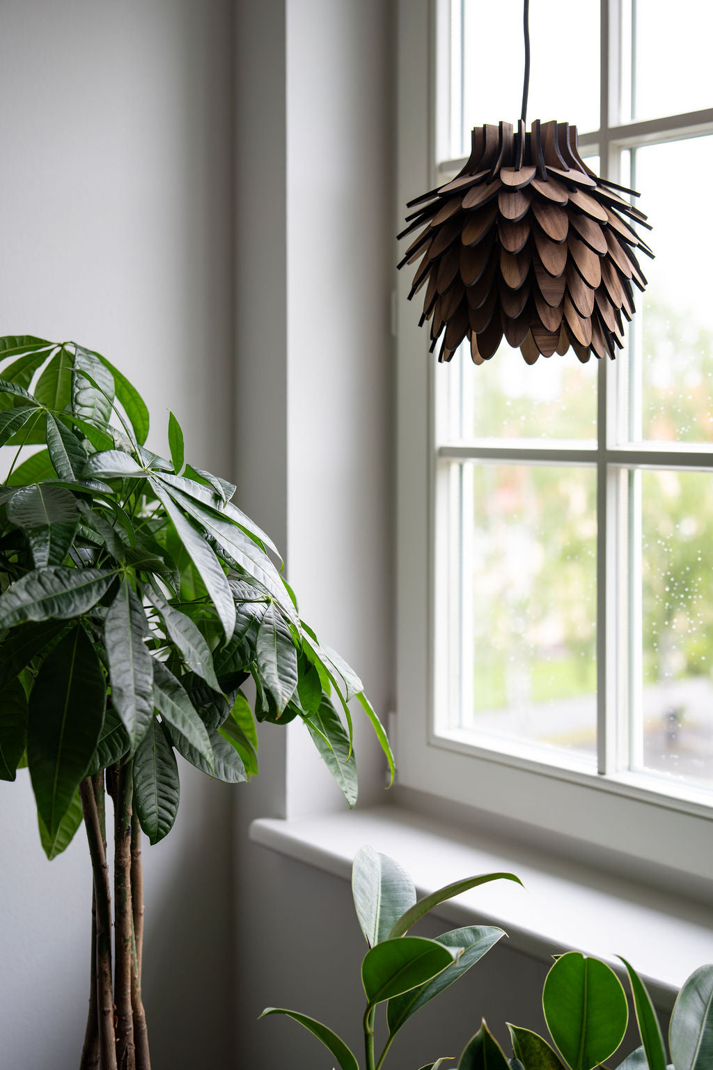 Taklampa i trä "Skogsljus Hängande" från Woodlife – handgjord i valnöt, ek eller furu