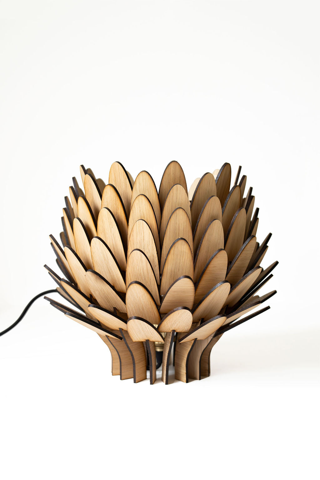 Liten bordslampa i trä "Skogsljus Small" från Woodlife – handgjord i valnöt, ek eller furu