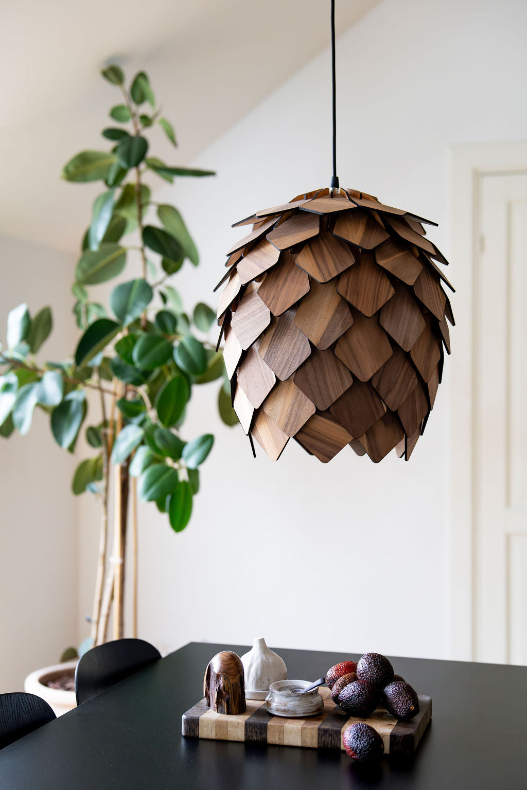 Stor handgjord trälampa "Kalfjäll" i valnöt, ek eller furu från Woodlife