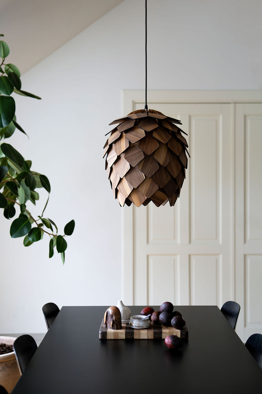 Stor handgjord trälampa "Kalfjäll" i valnöt, ek eller furu från Woodlife