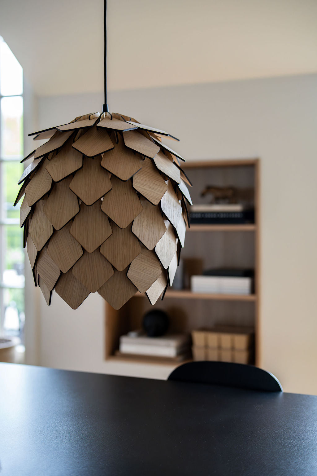 Stor handgjord trälampa "Kalfjäll" i valnöt, ek eller furu från Woodlife