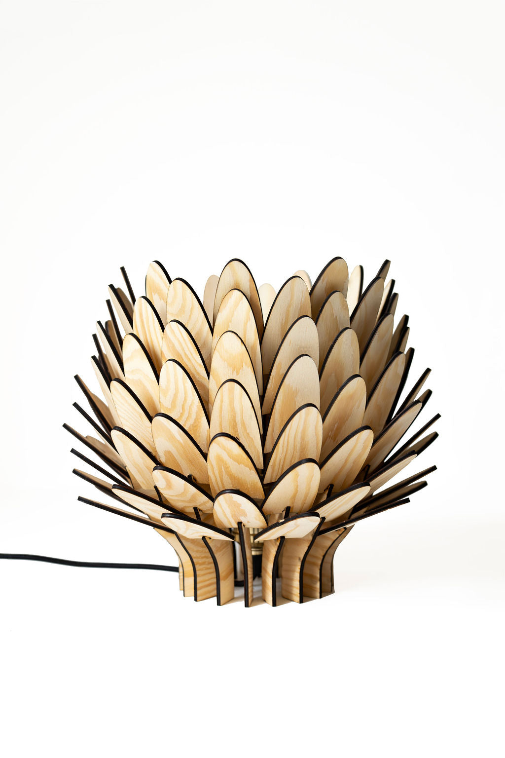 Bordslampa i trä "Skogsljus" från Woodlife – handgjord med stämningsfullt ljus