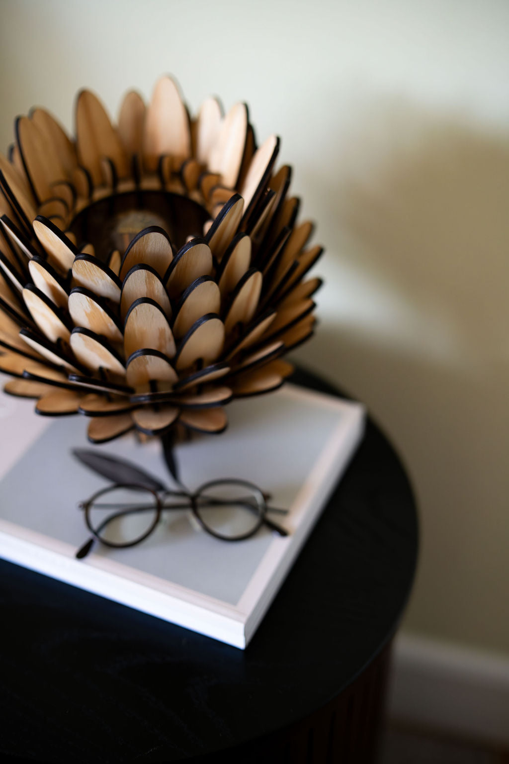 Liten bordslampa i trä "Skogsljus Small" från Woodlife – handgjord i valnöt, ek eller furu