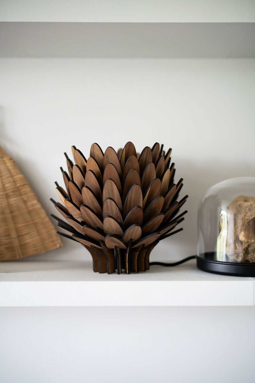 Liten bordslampa i trä "Skogsljus Small" från Woodlife – handgjord i valnöt, ek eller furu