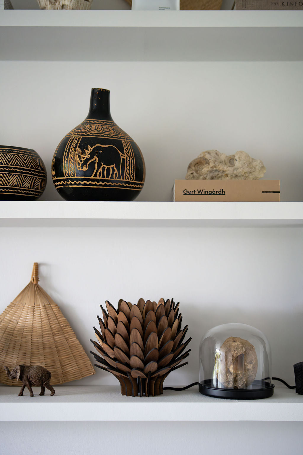 Liten bordslampa i trä "Skogsljus Small" från Woodlife – handgjord i valnöt, ek eller furu