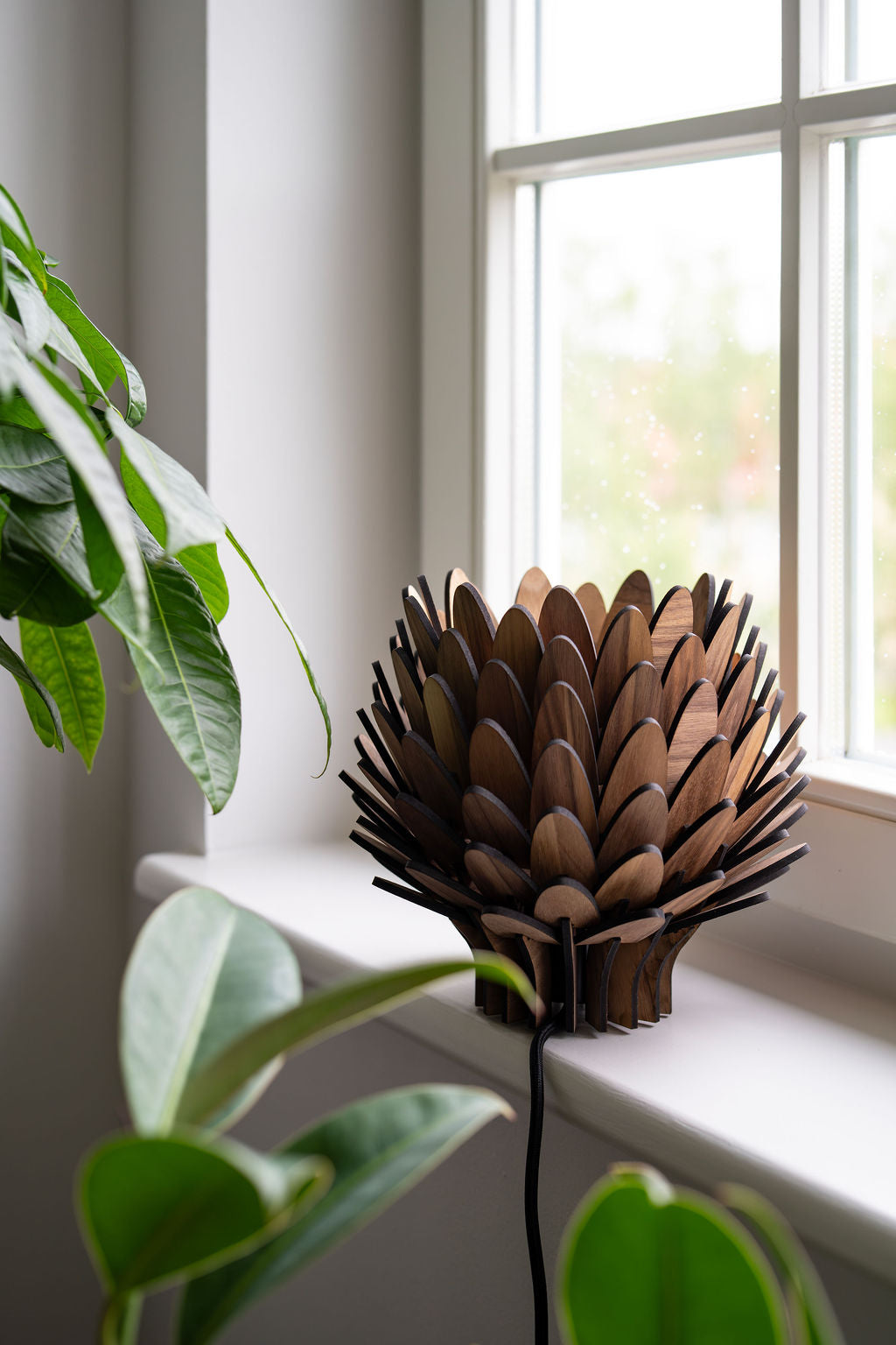 Liten bordslampa i trä "Skogsljus Small" från Woodlife – handgjord i valnöt, ek eller furu