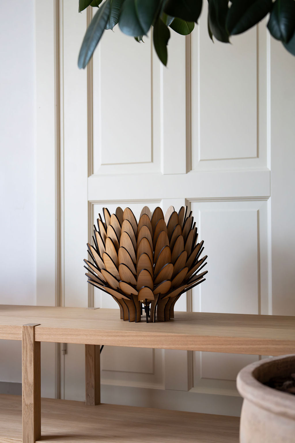 Bordslampa i trä "Skogsljus" från Woodlife – handgjord med stämningsfullt ljus