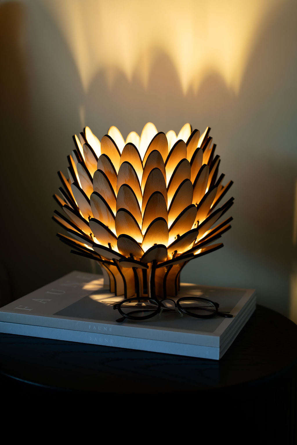 Bordslampa i trä "Skogsljus" från Woodlife – handgjord med stämningsfullt ljus