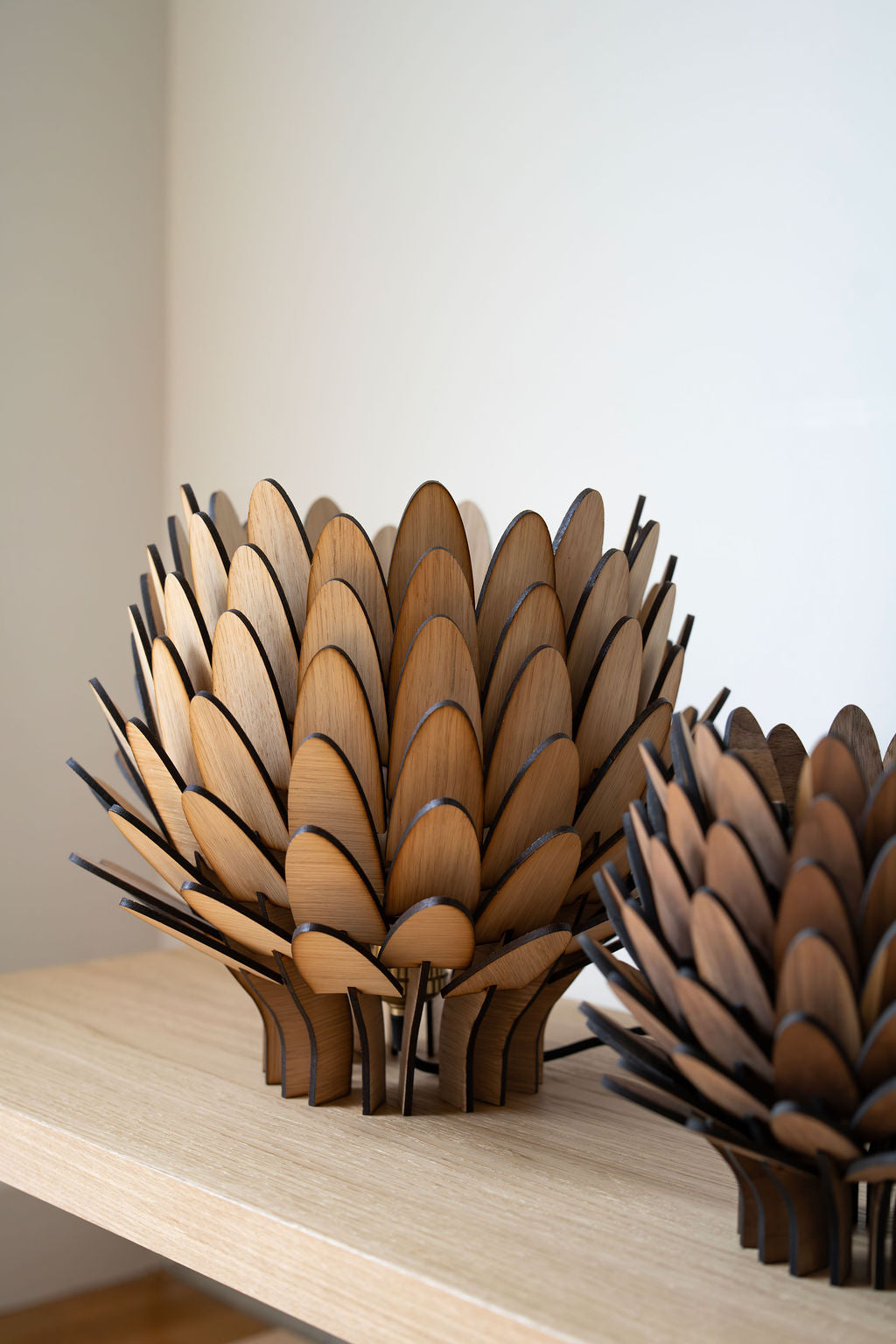 Bordslampa i trä "Skogsljus" från Woodlife – handgjord med stämningsfullt ljus