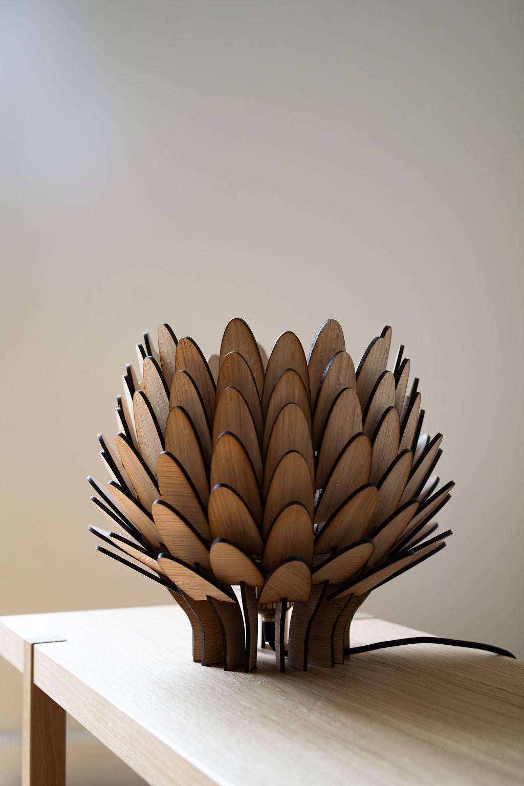 Bordslampa i trä "Skogsljus" från Woodlife – handgjord med stämningsfullt ljus