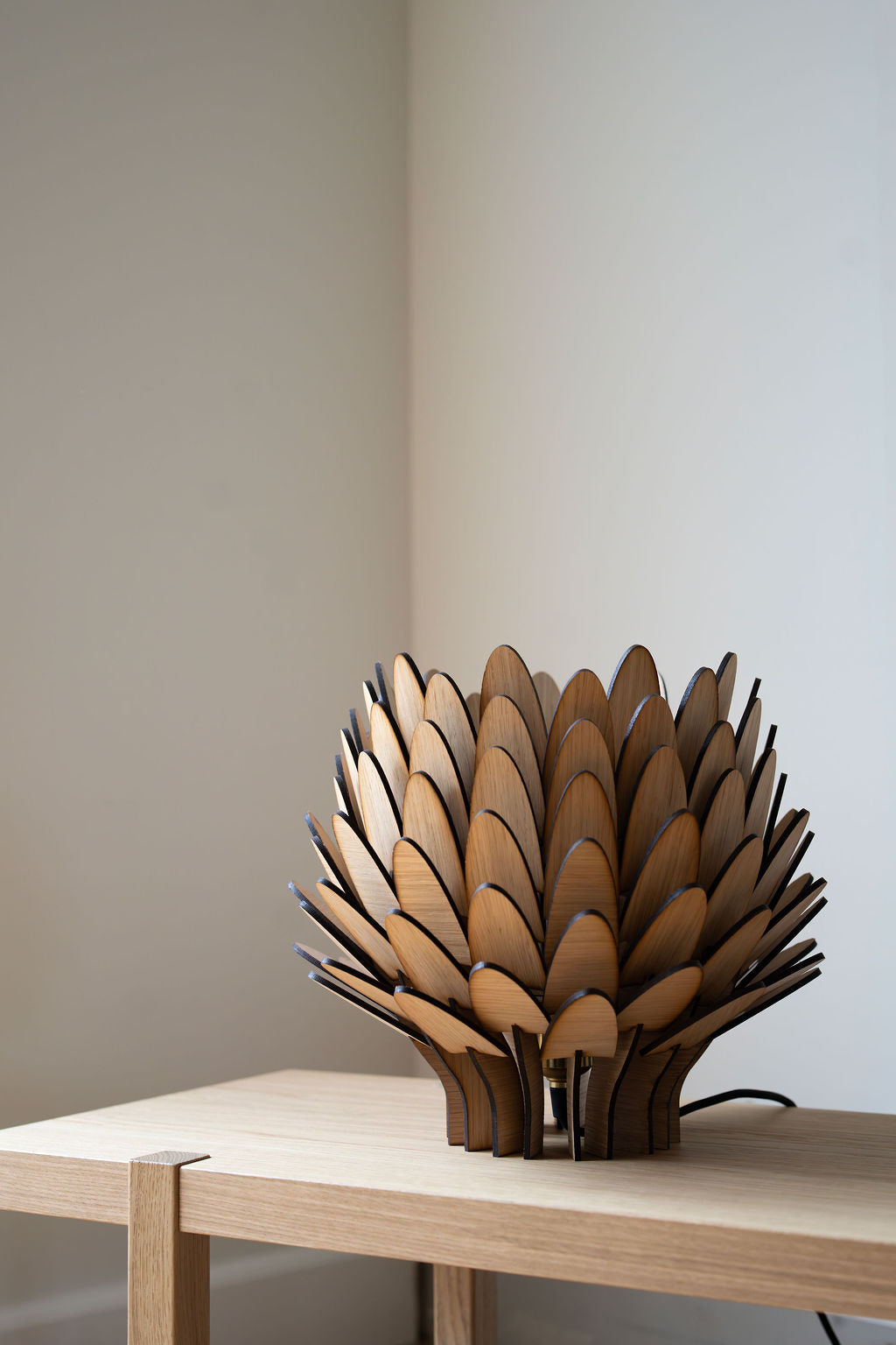 Bordslampa i trä "Skogsljus" från Woodlife – handgjord med stämningsfullt ljus