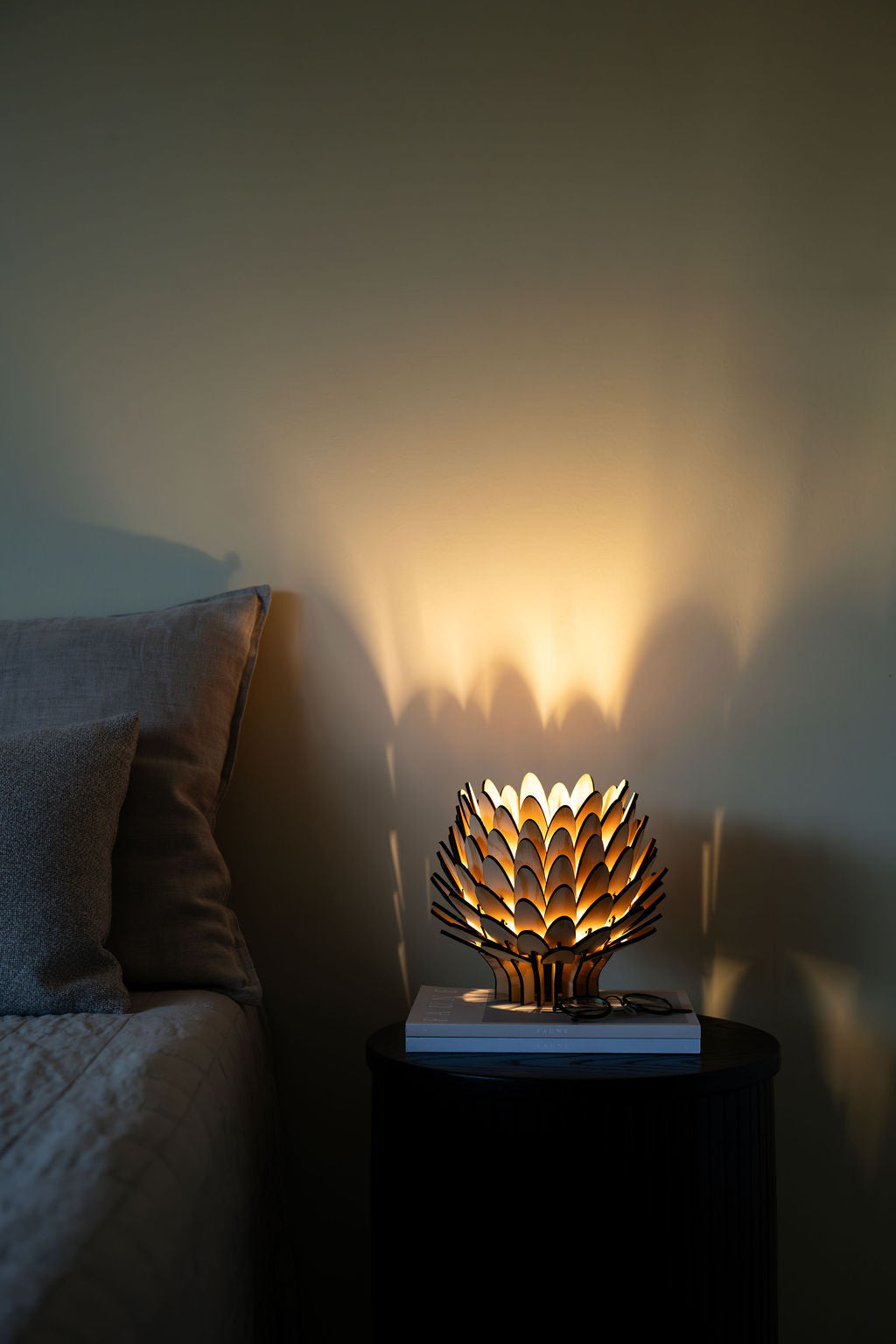 Bordslampa i trä "Skogsljus" från Woodlife – handgjord med stämningsfullt ljus