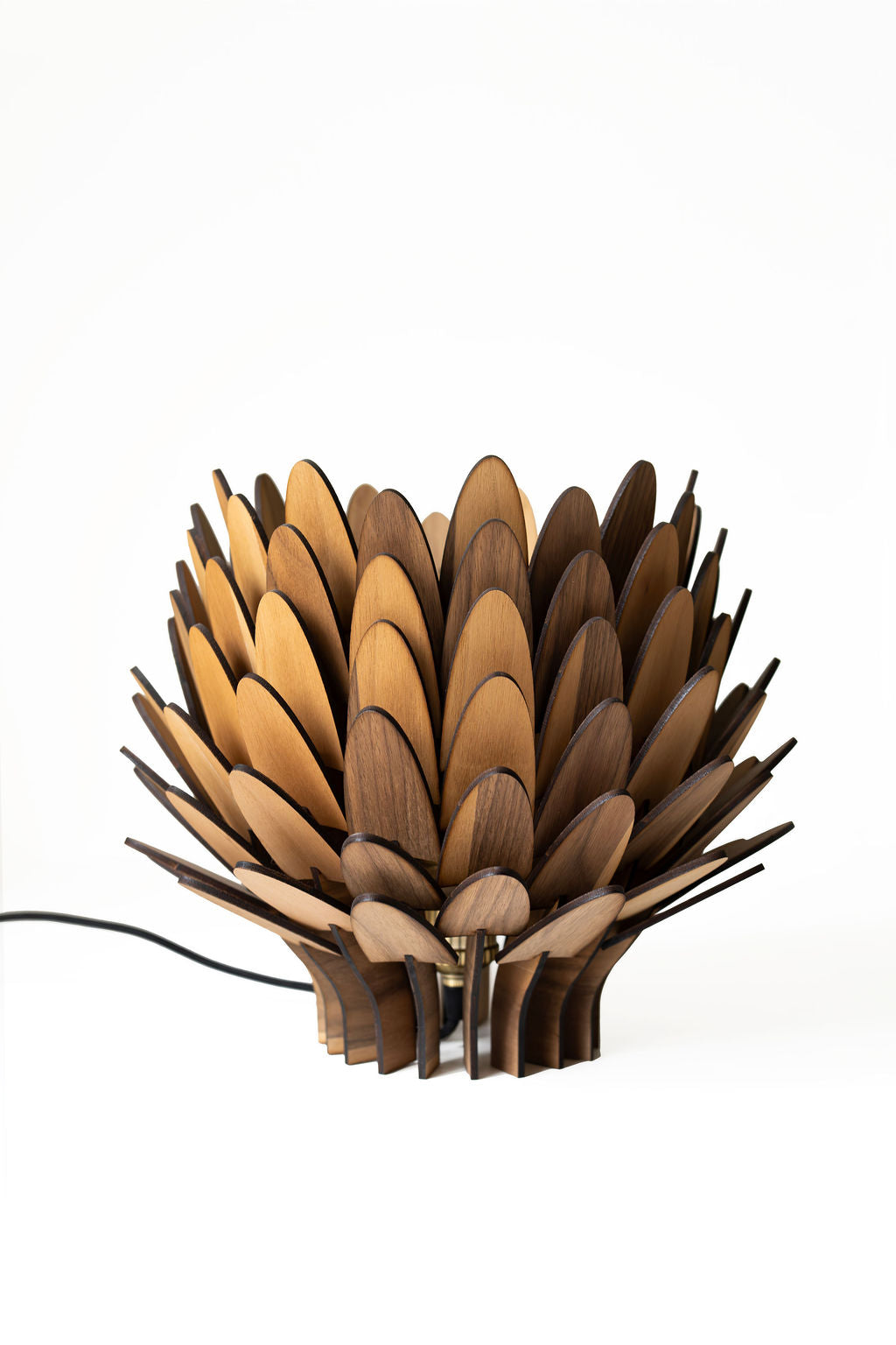 Bordslampa i trä "Skogsljus" från Woodlife – handgjord med stämningsfullt ljus