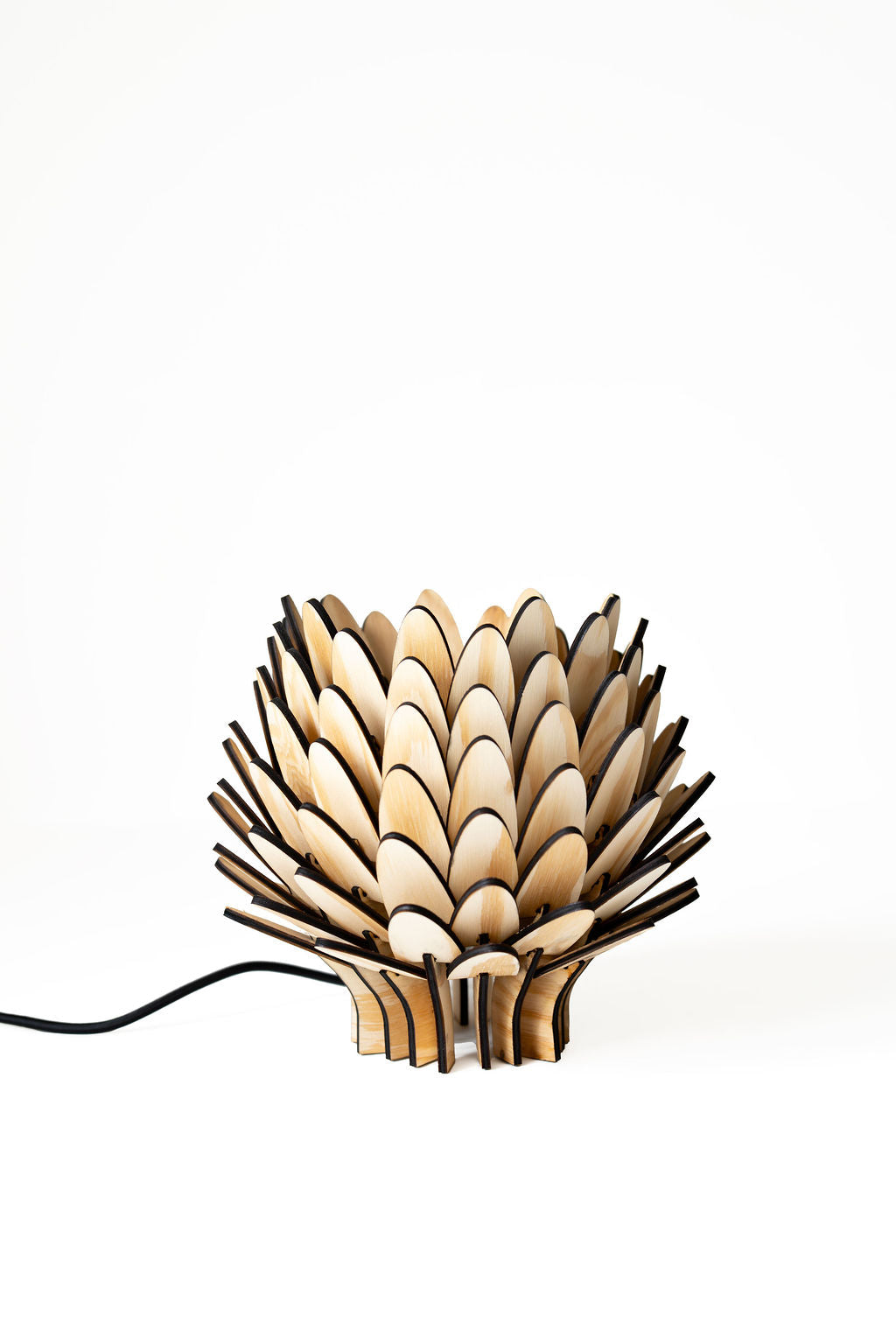 Liten bordslampa i trä "Skogsljus Small" från Woodlife – handgjord i valnöt, ek eller furu