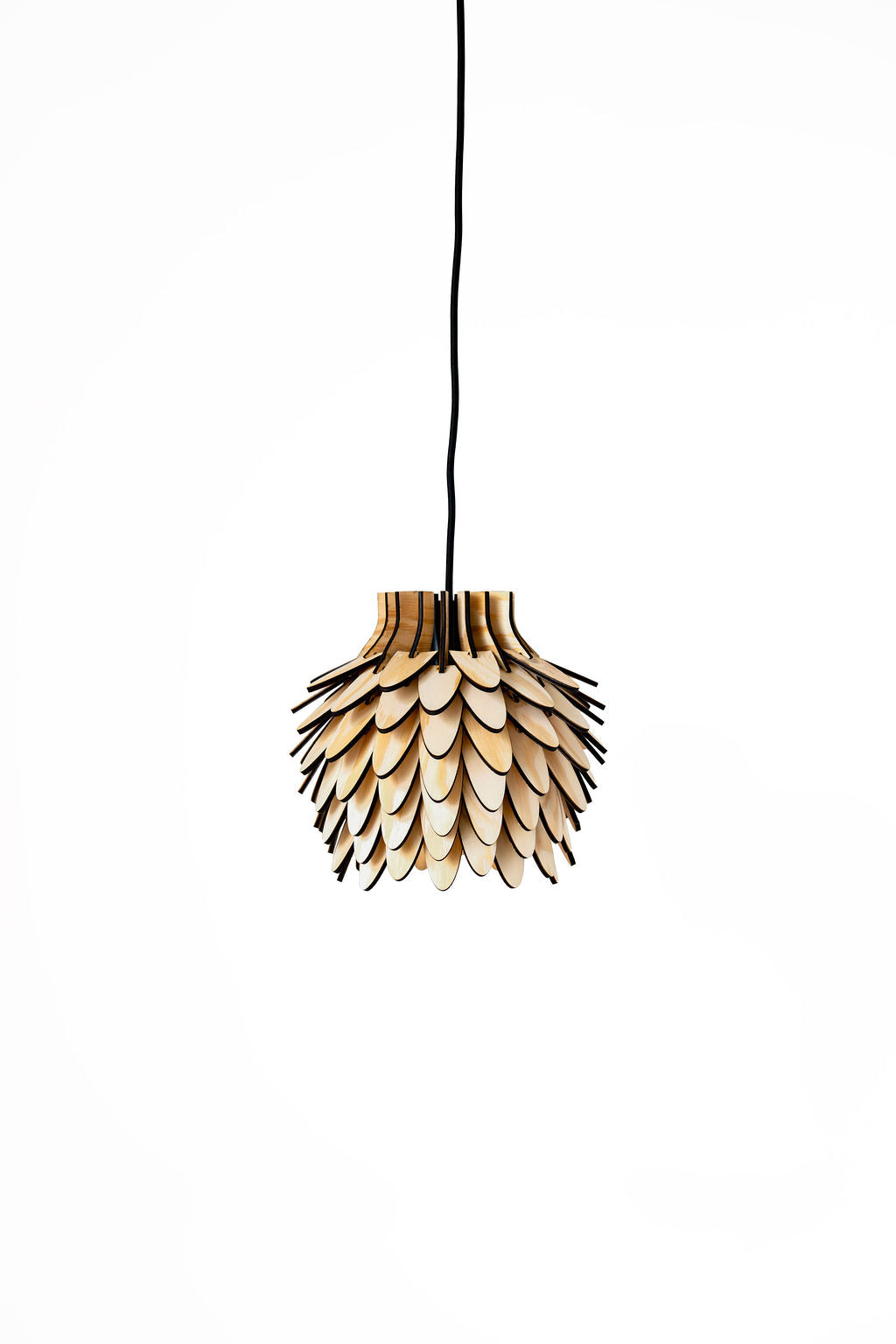 Liten bordslampa i trä "Skogsljus Small" från Woodlife – handgjord i valnöt, ek eller furu