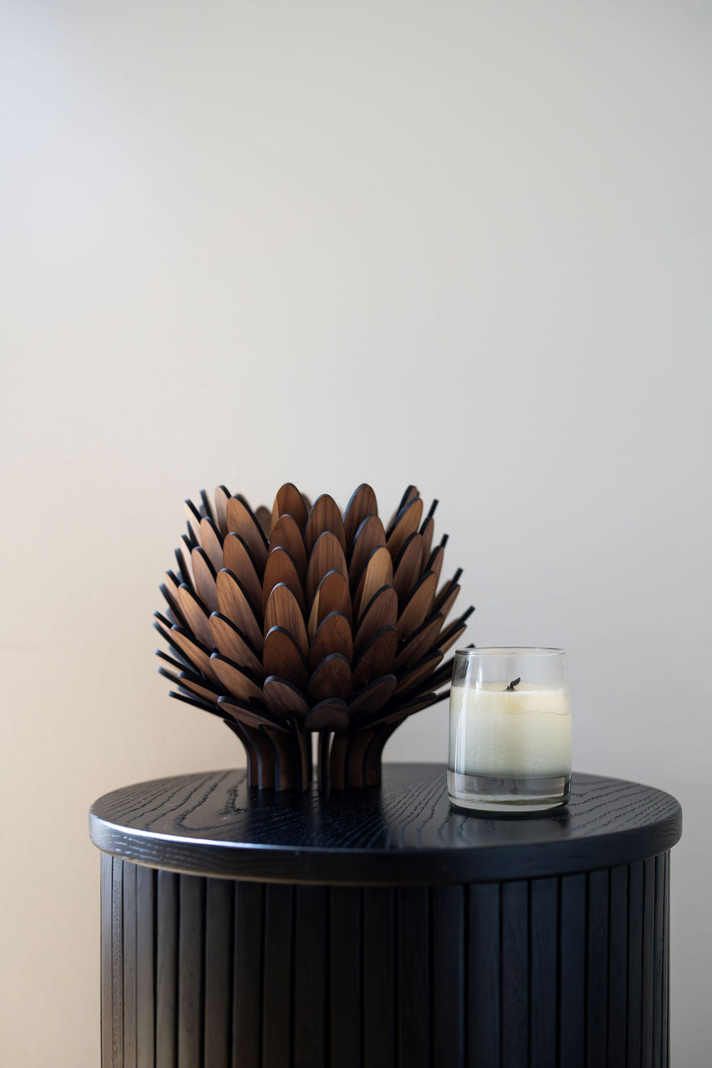 Liten bordslampa i trä "Skogsljus Small" från Woodlife – handgjord i valnöt, ek eller furu