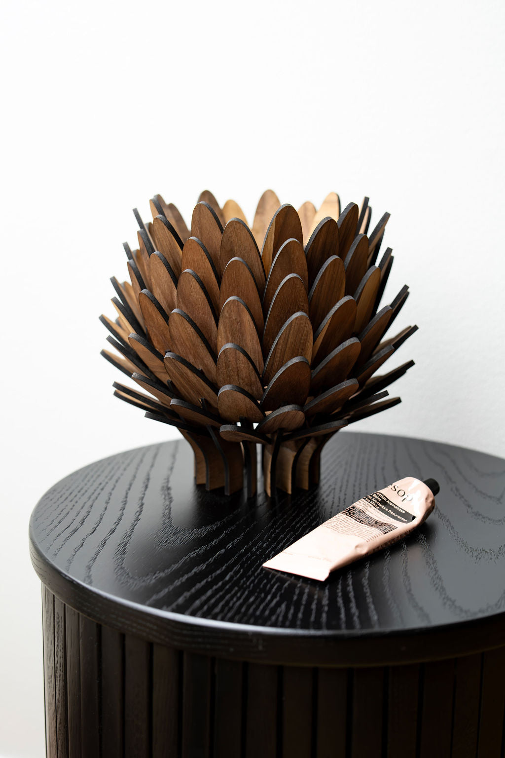 Liten bordslampa i trä "Skogsljus Small" från Woodlife – handgjord i valnöt, ek eller furu