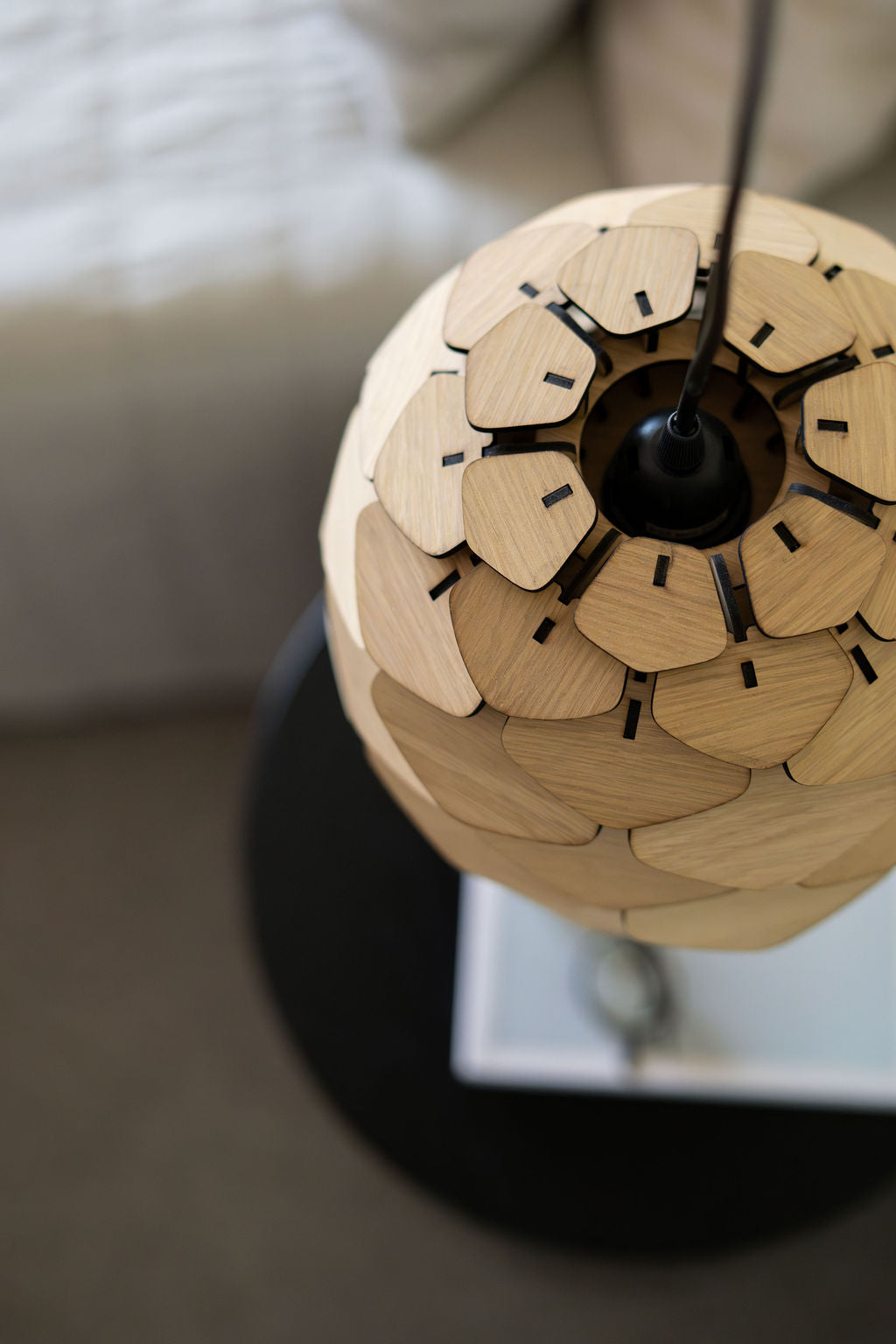 Handgjord trälampa "Urskog" från Woodlife – designad för matbord och soffbord