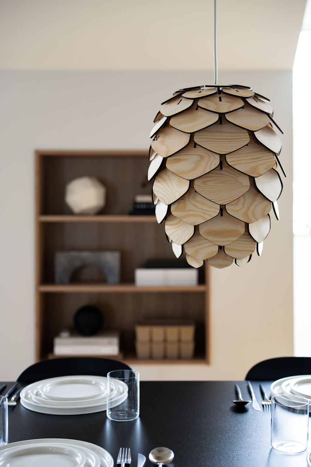 Handgjord trälampa "Urskog" från Woodlife – designad för matbord och soffbord