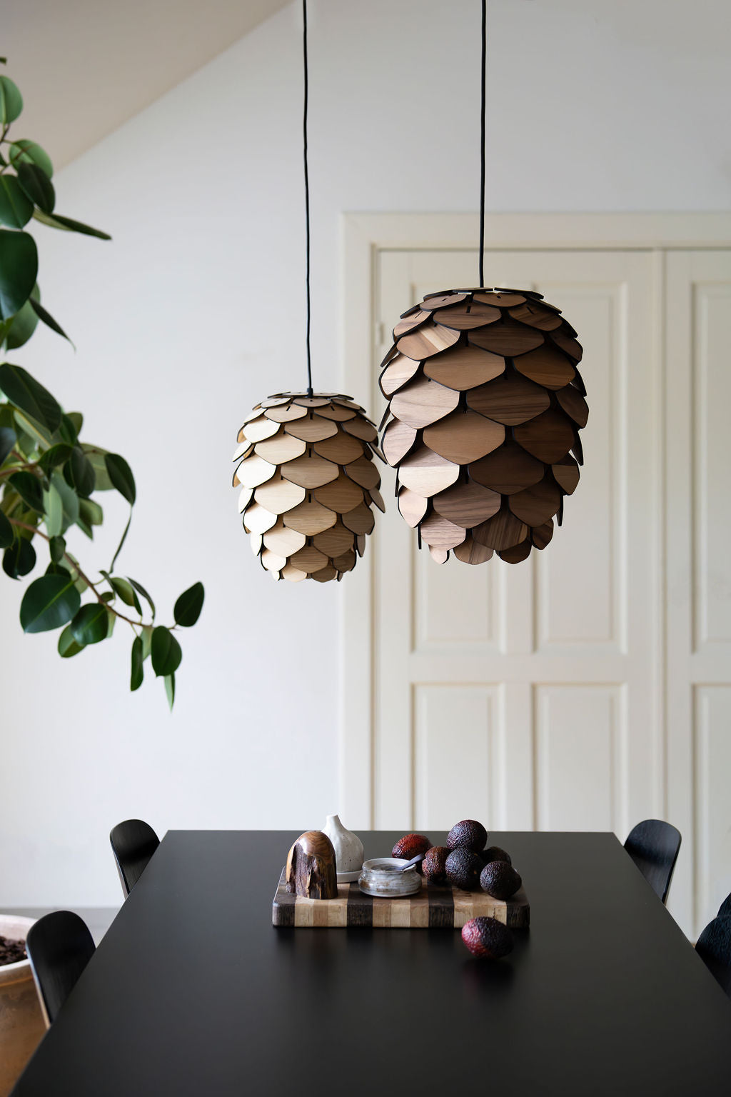 Handgjord trälampa "Urskog" från Woodlife – designad för matbord och soffbord