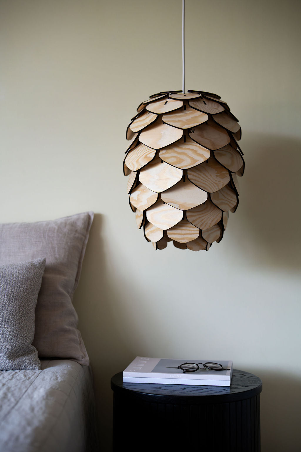 Handgjord trälampa "Urskog" från Woodlife – designad för matbord och soffbord