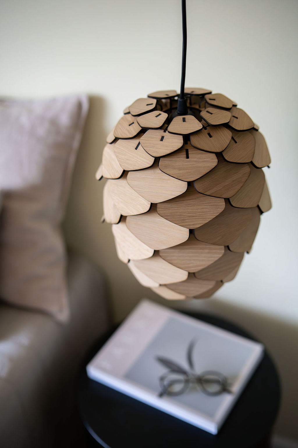 Handgjord trälampa "Urskog" från Woodlife – designad för matbord och soffbord