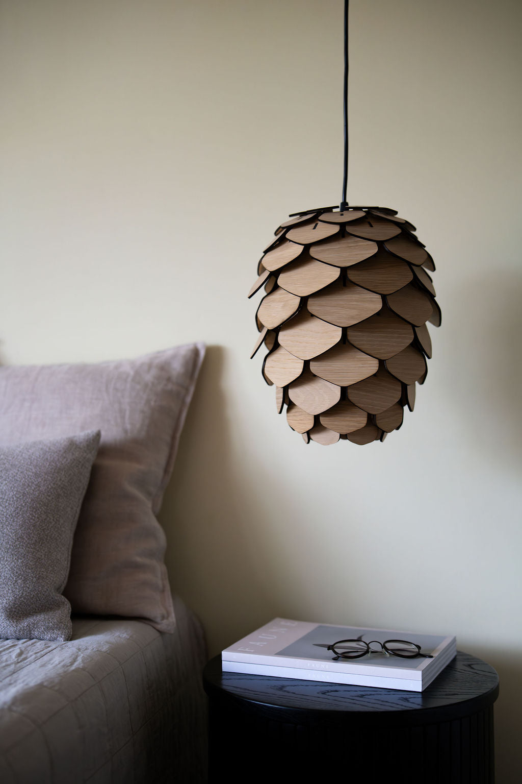 Handgjord trälampa "Urskog" från Woodlife – designad för matbord och soffbord